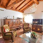 2 Bedroom Stunning In Prázdninový dům Luino